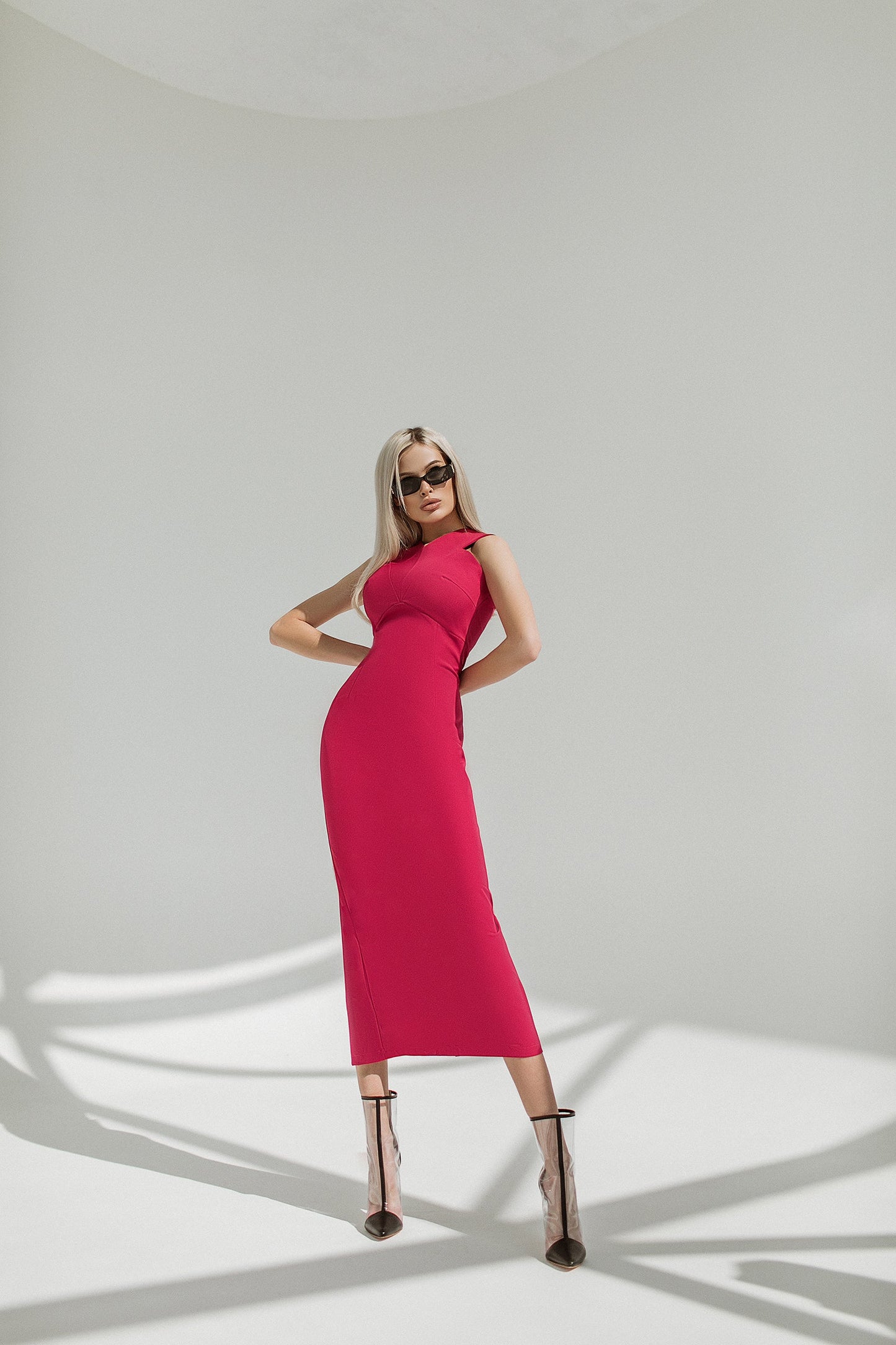 trinarosh Red Sleeveless Midi Dress