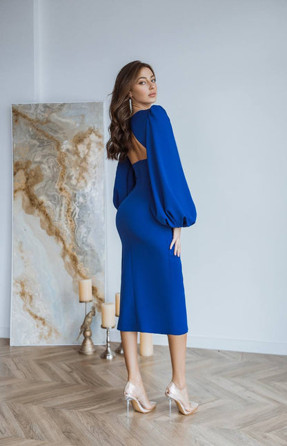 Niebieska sukienka midi bez pleców z bufiastymi rękawami