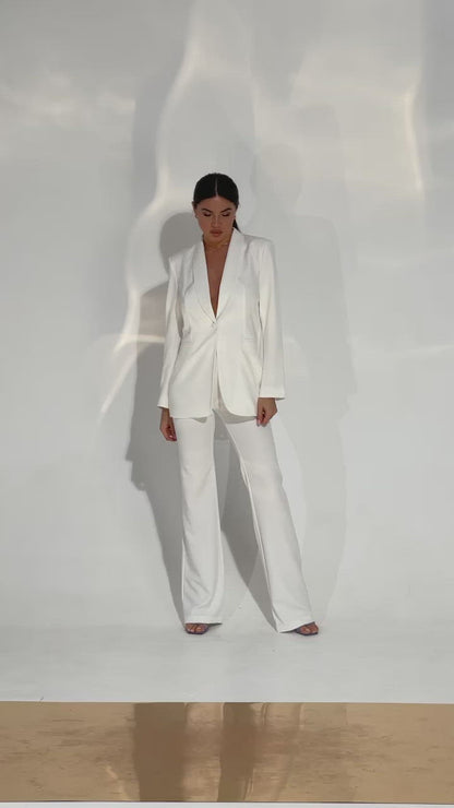 Balts klasisks divdaļīgs uzvalks ar platām biksēm 