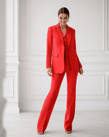 Sarkans klasisks trīsdaļīgs uzvalks ar platām biksēm un vesti 