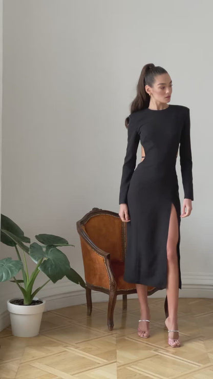 Czarna sukienka midi bez pleców z długim rękawem i rozcięciem na nogawkach