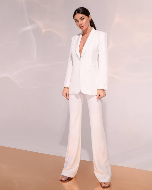 Balts klasisks divdaļīgs uzvalks ar platām biksēm 